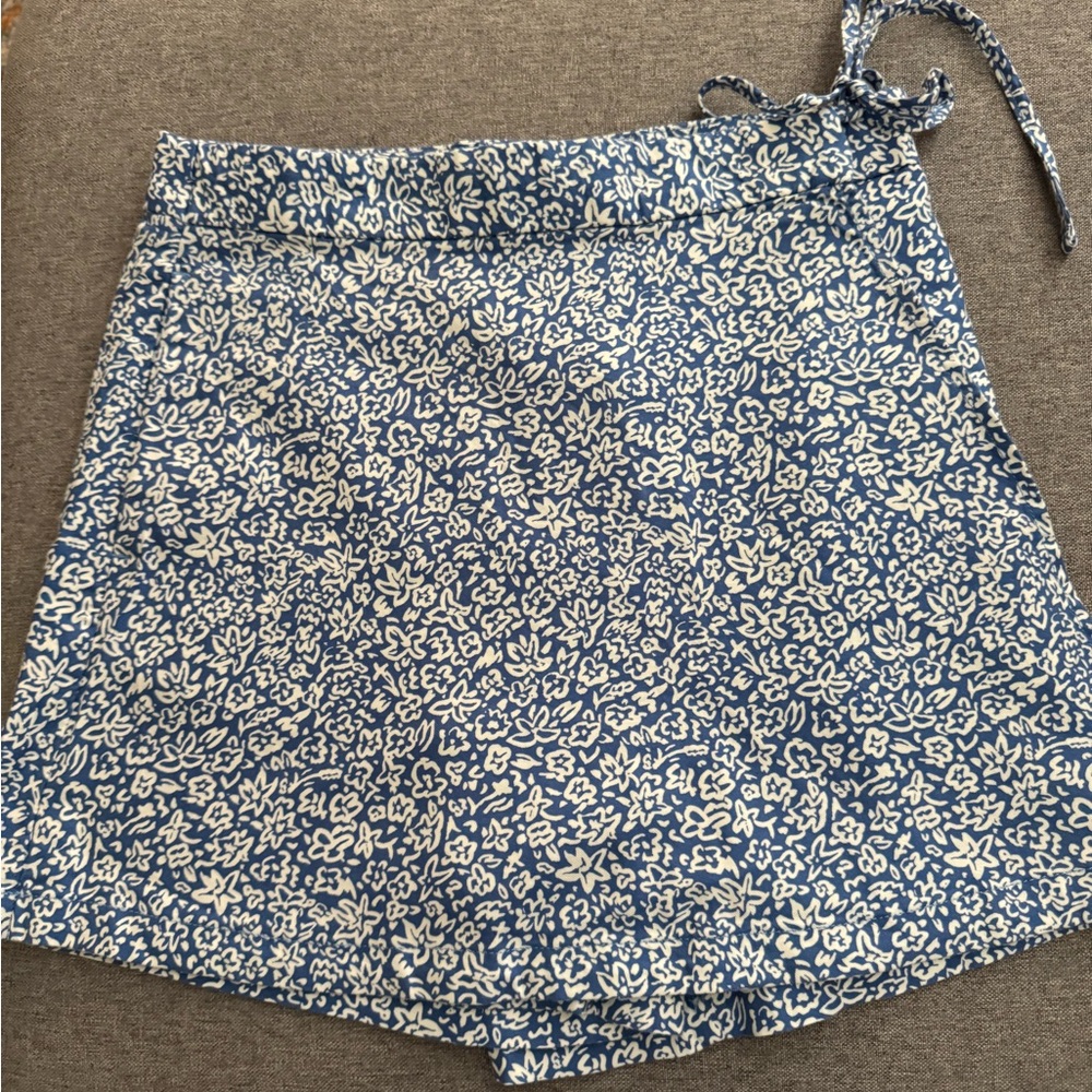 Dockers Blue and White Skorts with Floral Design